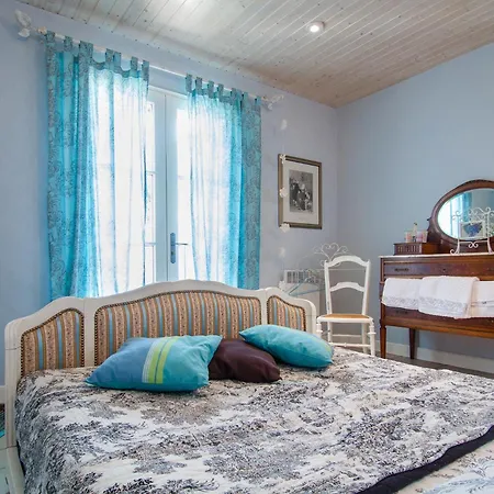 Casa de Férias Au Couchant à - Piscine - Jardin - 3 - 8 Personnes - 5 Minutes Du Village Médiéval *