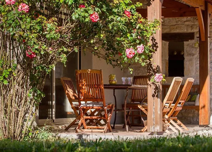Du Levant Au Couchant - 2 Mitoyens à - Piscine - Jardin - 5 - 12 Personnes - 5 Minutes Du Village Médiéval Hébergement de vacances